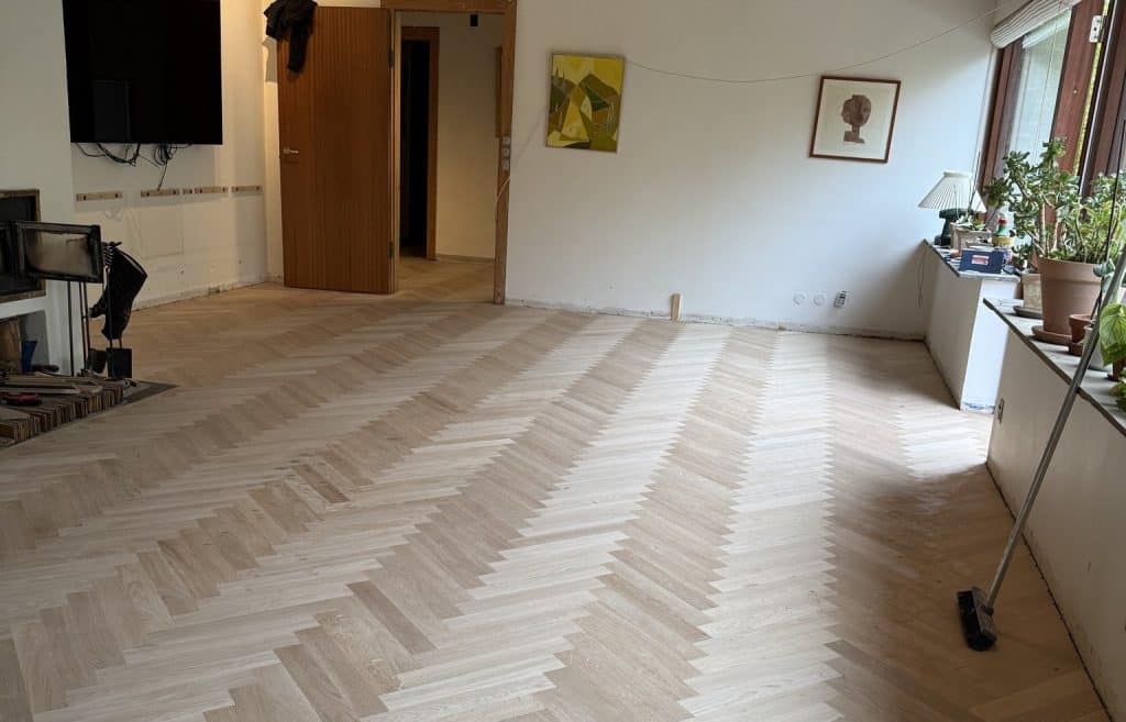 Nyt sildebenspaketgulv lagt i stue før behandling